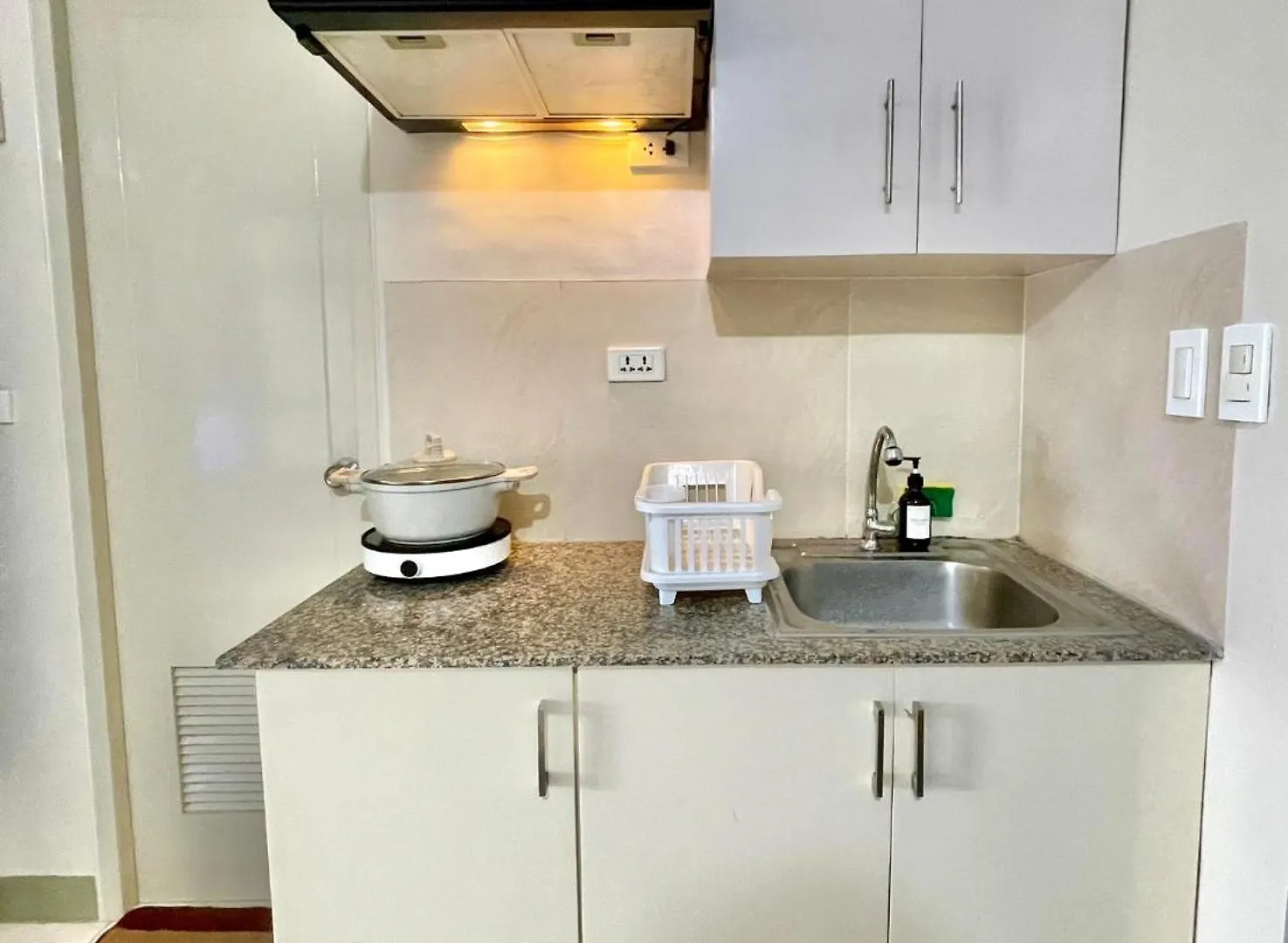 Inviting 2-Bed Apartment In Mandaluyong Manila Philippines